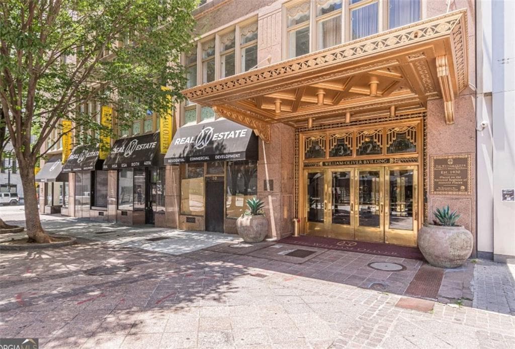 2 bedroom, 1 bathroom, 800 sq ft condominium for sale at 32 Peachtree Street 1705, Atlanta, GA 30303 — photo 1 of 8
