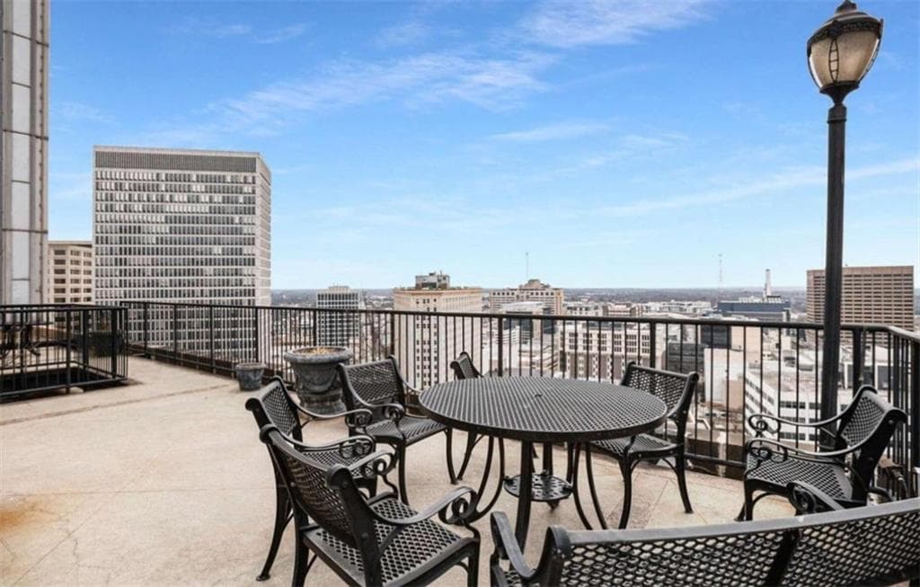 2 bedroom, 1 bathroom, 800 sq ft condominium for sale at 32 Peachtree Street 1705, Atlanta, GA 30303 — photo 6