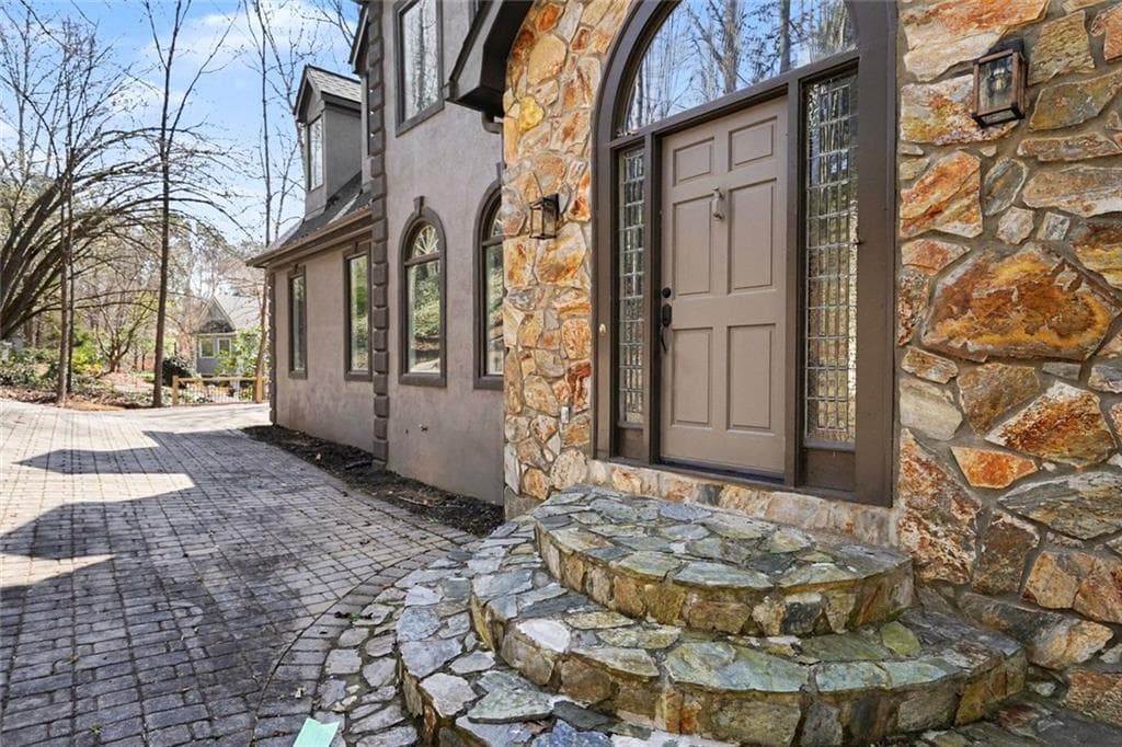 6 bedroom, 4 bathroom, 4,944 sq ft single family residence for sale at 270 Boulder Drive, Roswell, GA 30075 — photo 3