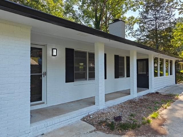 6 bedroom, 4 bathroom, 3,828 sq ft single family residence under contract at 1296 Scenic Way, Lilburn, GA 30047 — photo 2