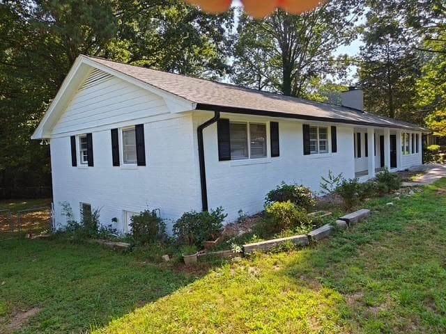 6 bedroom, 4 bathroom, 3,828 sq ft single family residence under contract at 1296 Scenic Way, Lilburn, GA 30047 — photo 3