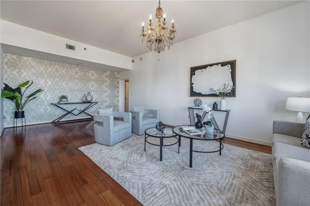 2 bedroom, 2 bathroom, 1,135 sq ft condominium for sale at 565 Peachtree Street 1011, Atlanta, GA 30308 — photo 2