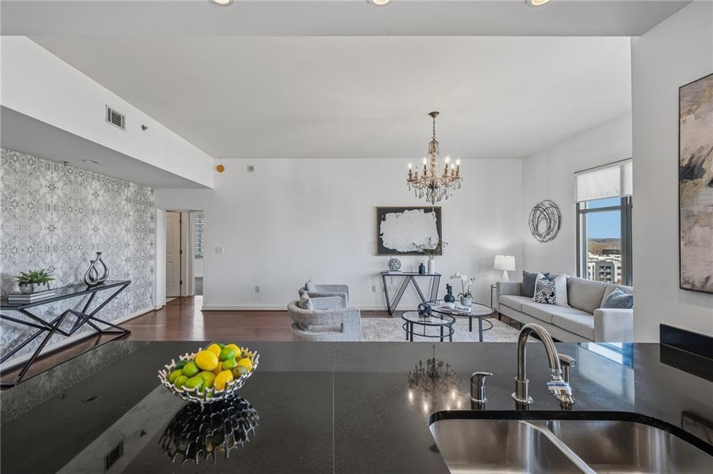 2 bedroom, 2 bathroom, 1,135 sq ft condominium for sale at 565 Peachtree Street 1011, Atlanta, GA 30308 — photo 7