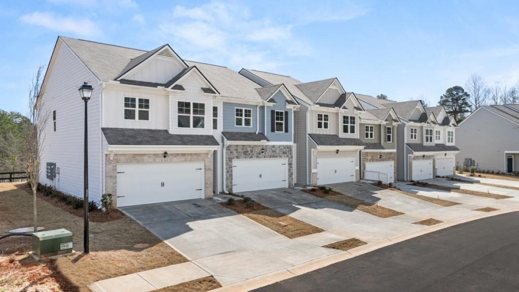 4 bedroom, 3 bathroom, 1,877 sq ft townhouse for sale at 4141 Kestrel Court, Gainesville, GA 30506 — photo 2