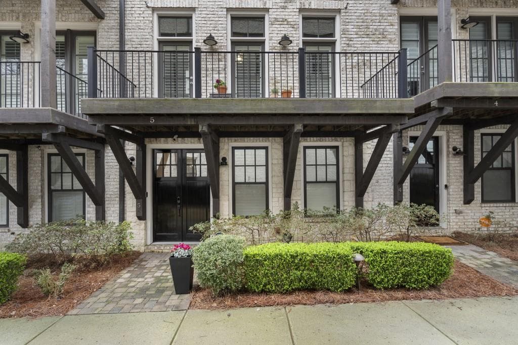 3 bedroom, 4 bathroom, 2,916 sq ft townhouse sold at 18 Peachtree Avenue 5, Atlanta, GA 30305