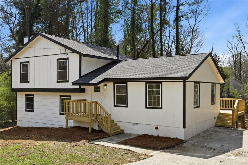 4 bedroom, 2 bathroom, 1,826 sq ft single family residence for sale at 640 Bramble Court, Jonesboro, GA 30238 — photo 2