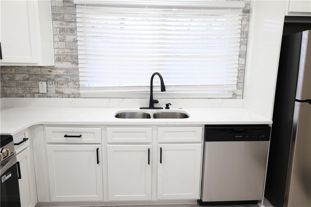 3 bedroom, 2 bathroom single family residence for rent at 1876 Sandtown Road, Atlanta, GA 30311 for $2,500 a month — photo 3