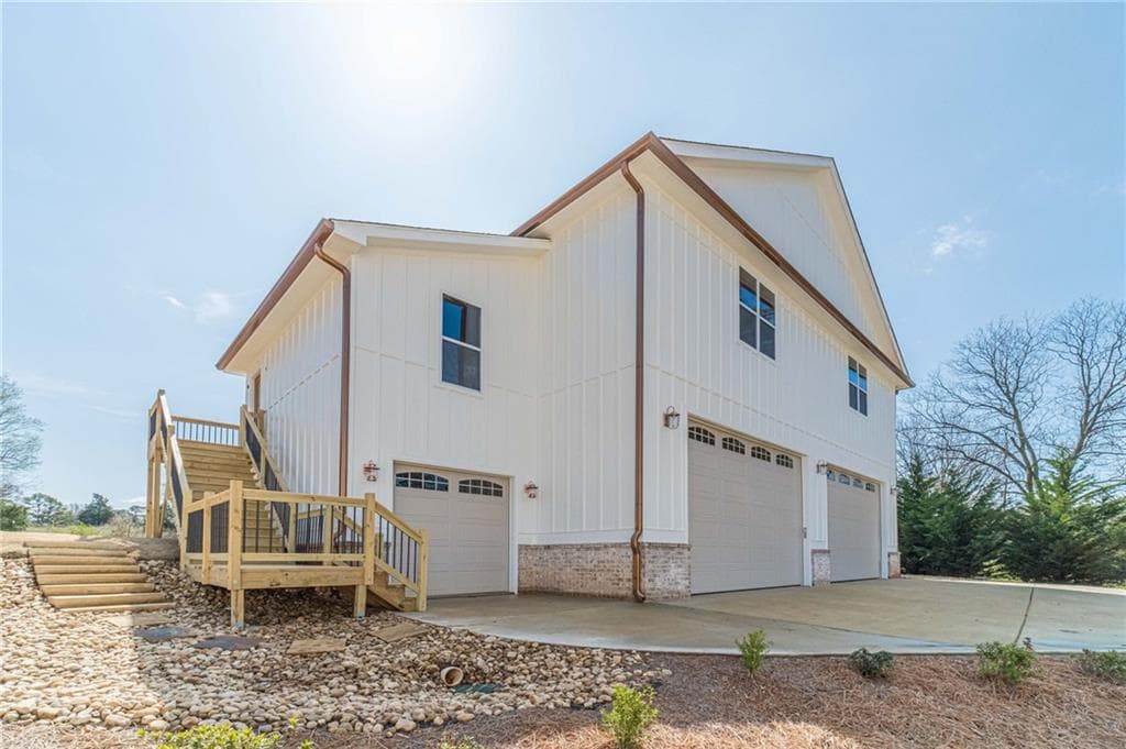 6 bedroom, 6 bathroom, 6,007 sq ft single family residence under contract at 1009 Easy Street, Winder, GA 30680 — photo 3