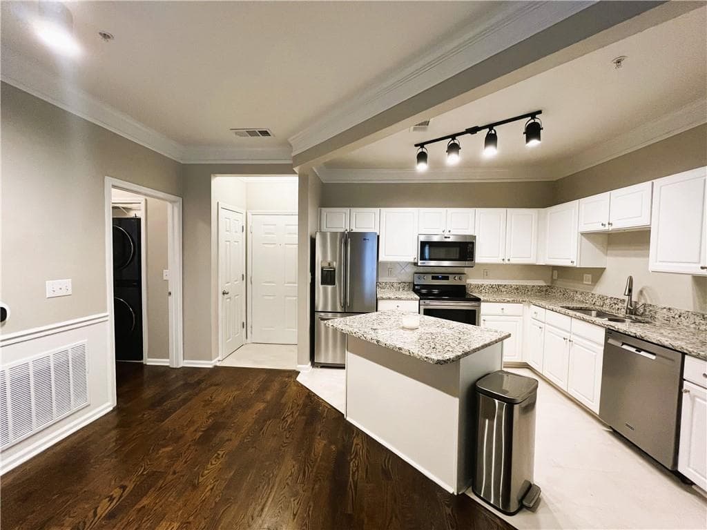 1 bedroom, 1 bathroom, 761 sq ft condominium for sale at 1850 Cotillion Drive 3413, Atlanta, GA 30338 — photo 4