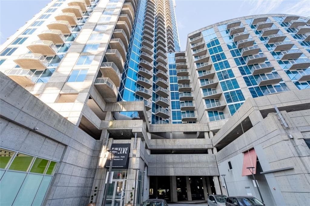 1 bedroom, 1 bathroom, 743 sq ft condominium for sale at 400 W Peachtree Street 3214, Atlanta, GA 30308 — photo 2
