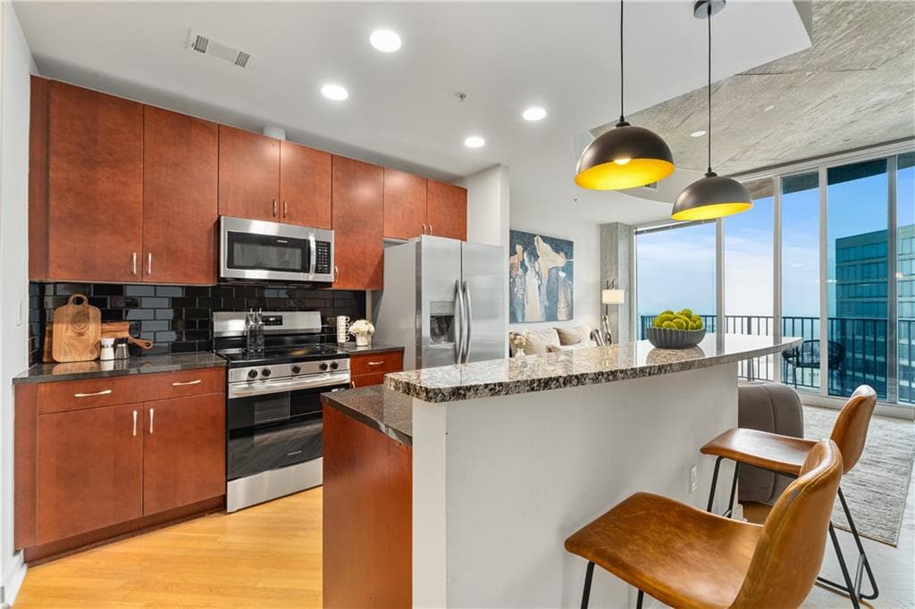 1 bedroom, 1 bathroom, 743 sq ft condominium for sale at 400 W Peachtree Street 3214, Atlanta, GA 30308 — photo 3