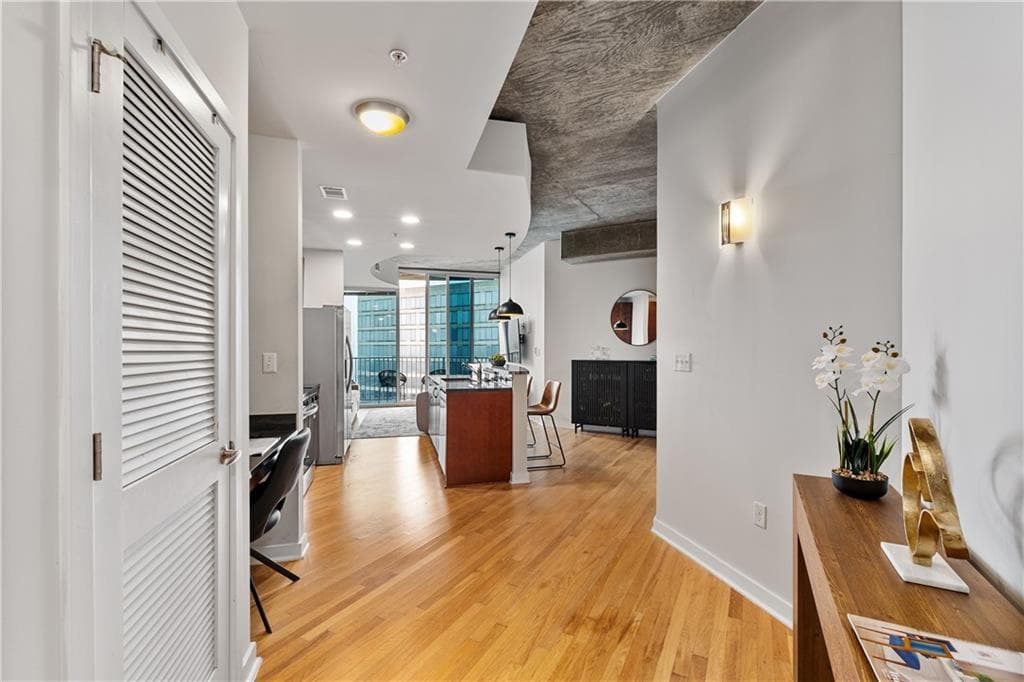 1 bedroom, 1 bathroom, 743 sq ft condominium for sale at 400 W Peachtree Street 3214, Atlanta, GA 30308 — photo 4