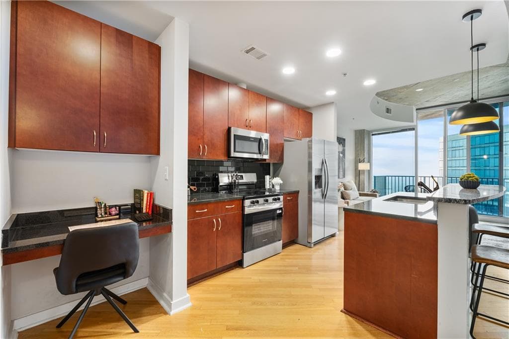 1 bedroom, 1 bathroom, 743 sq ft condominium for sale at 400 W Peachtree Street 3214, Atlanta, GA 30308 — photo 6