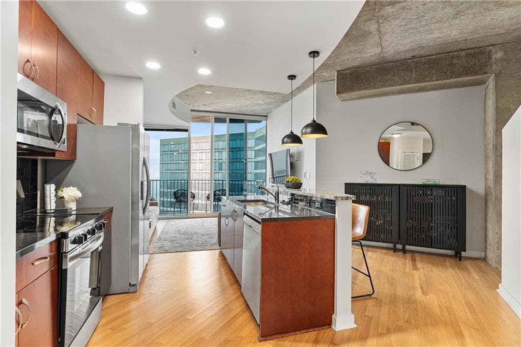 1 bedroom, 1 bathroom, 743 sq ft condominium for sale at 400 W Peachtree Street 3214, Atlanta, GA 30308 — photo 7