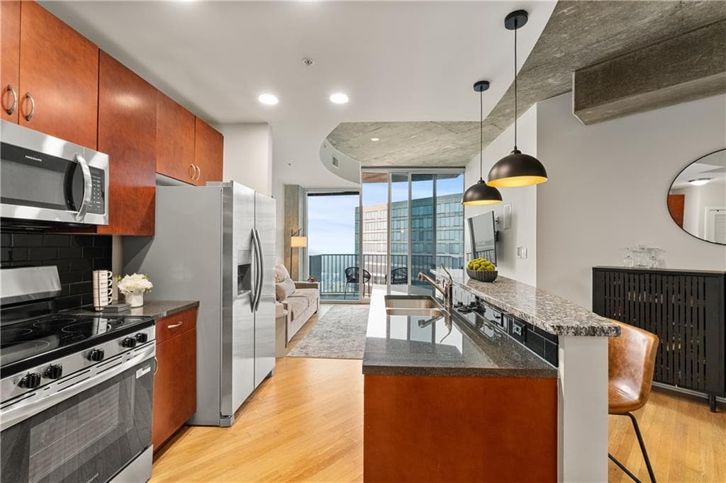 1 bedroom, 1 bathroom, 743 sq ft condominium for sale at 400 W Peachtree Street 3214, Atlanta, GA 30308 — photo 1 of 40