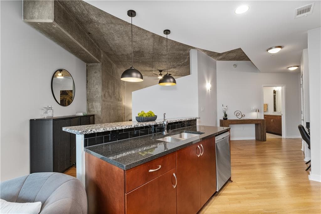1 bedroom, 1 bathroom, 743 sq ft condominium for sale at 400 W Peachtree Street 3214, Atlanta, GA 30308 — photo 9