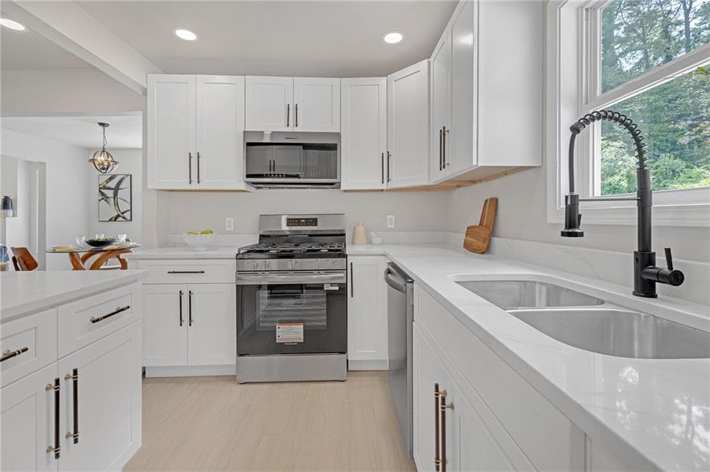 3 bedroom, 3 bathroom, 1,800 sq ft single family residence sold at 656 S Elizabeth Place, Atlanta, GA 30318