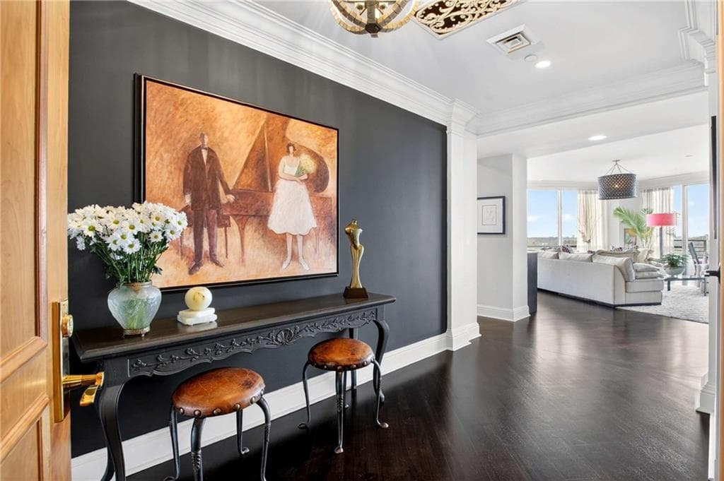 3 bedroom, 3 bathroom, 2,770 sq ft condominium sold at 700 Park Regency Place 2403, Atlanta, GA 30326