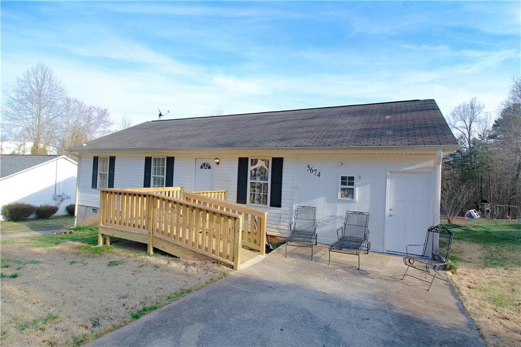 3 bedroom, 2 bathroom, 1,351 sq ft single family residence for sale at 5674 Maiden Lane, Lula, GA 30554 — photo 2