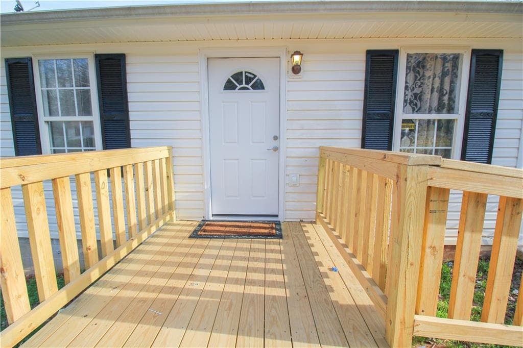 3 bedroom, 2 bathroom, 1,351 sq ft single family residence for sale at 5674 Maiden Lane, Lula, GA 30554 — photo 3