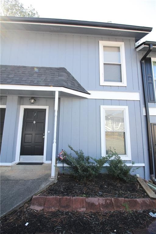 2 bedroom, 2 bathroom, 1,144 sq ft townhouse for sale at 2340 Beaver Ruin Road UN7, Norcross, GA 30071 — photo 1 of 20