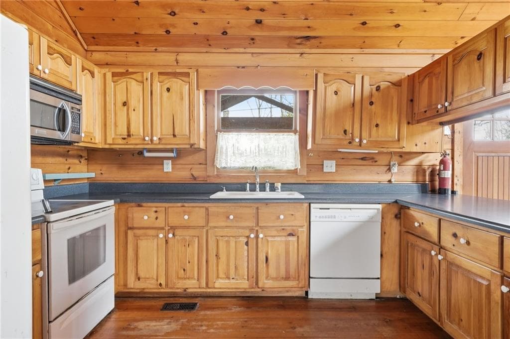 4 bedroom, 3 bathroom, 1,830 sq ft single family residence under contract at 591 Oak Ridge Road, Ellijay, GA 30536 — photo 6