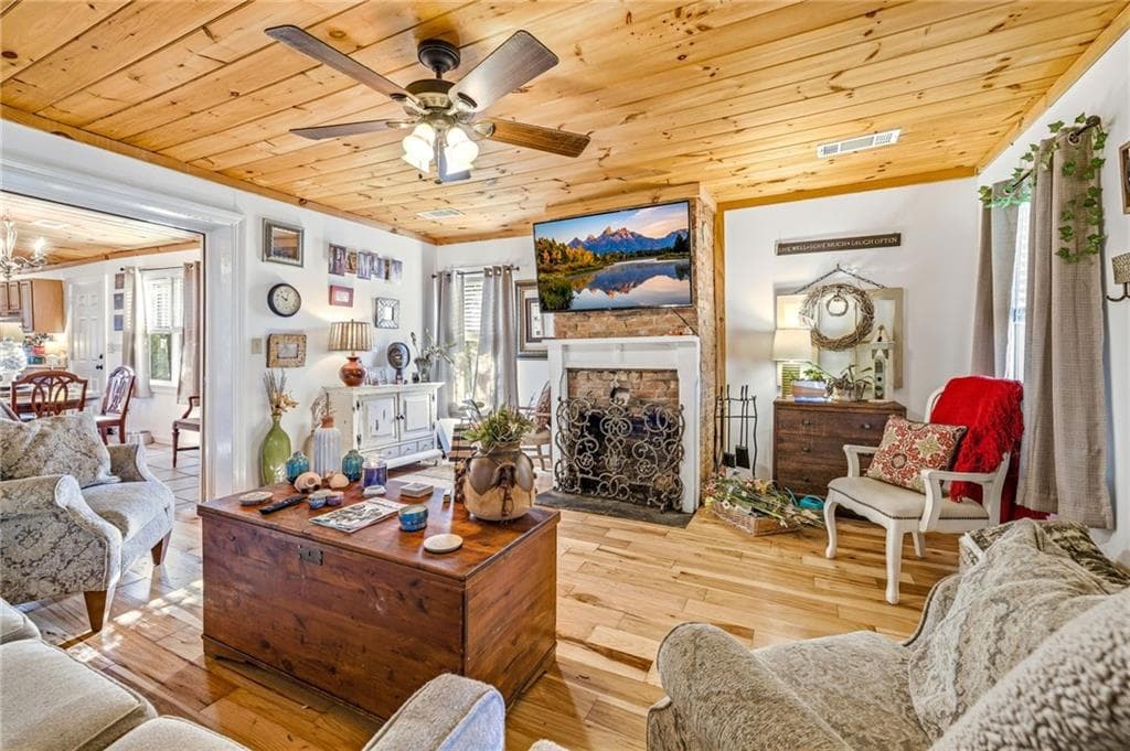 3 bedroom, 3 bathroom, 1,946 sq ft single family residence for sale at 314 Holley Street, Demorest, GA 30535 — photo 9