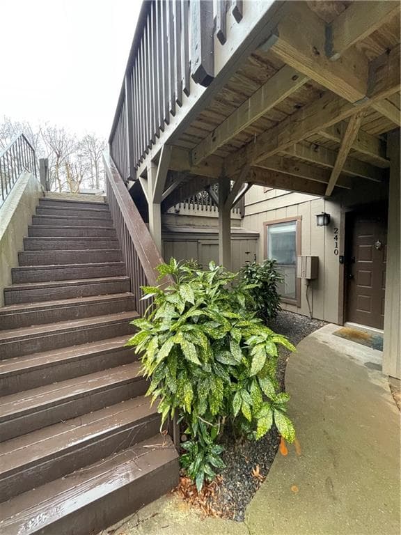 2 bedroom, 1 bathroom, 1,208 sq ft condominium for sale at 2410 Cumberland Court, Smyrna, GA 30080 — photo 2