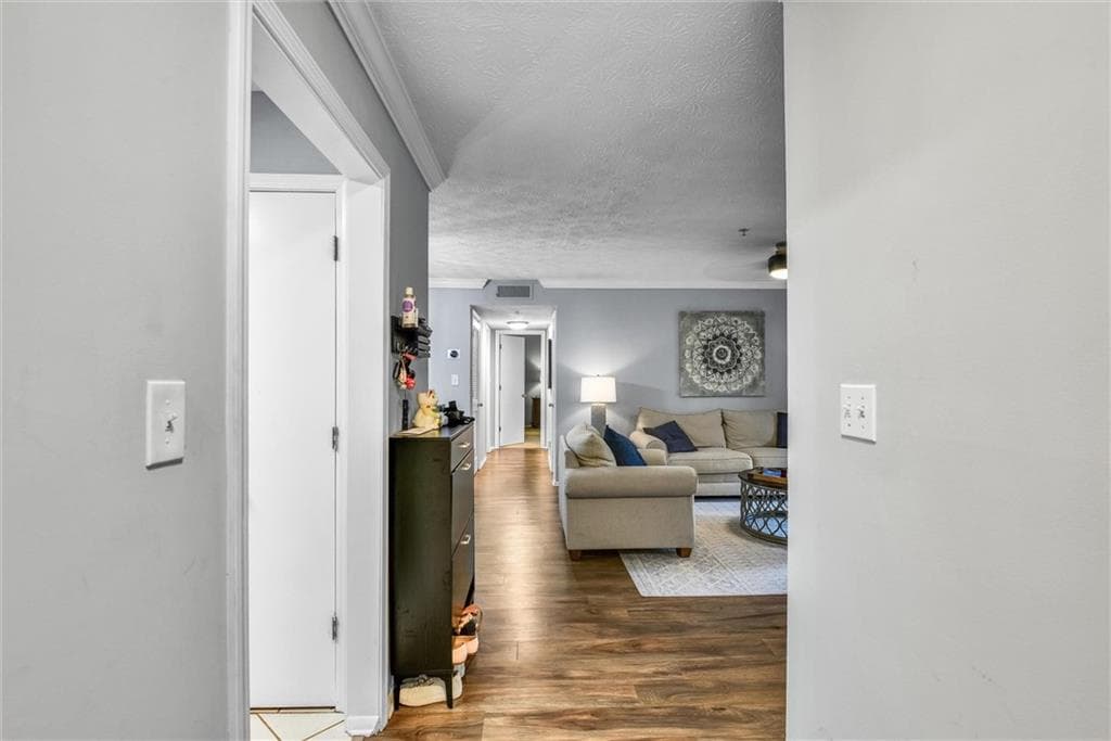 2 bedroom, 1 bathroom, 1,208 sq ft condominium for sale at 2410 Cumberland Court, Smyrna, GA 30080 — photo 4