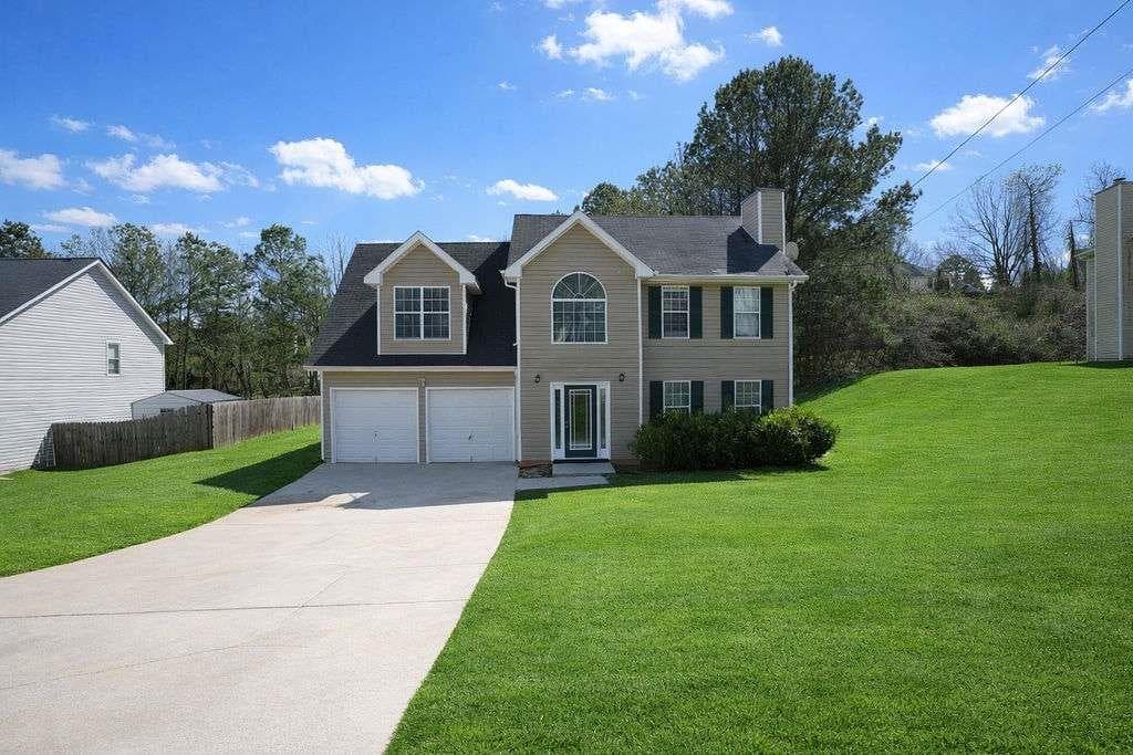 3 bedroom, 3 bathroom single family residence sold at 3888 English Valley Drive, Ellenwood, GA 30294