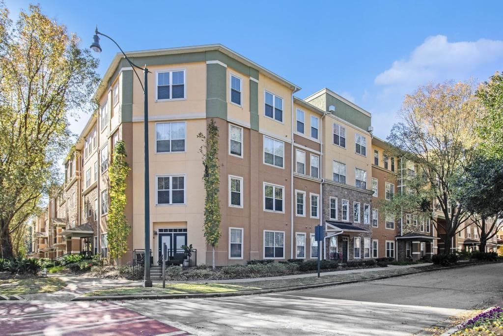 2 bedroom, 2 bathroom, 1,079 sq ft condominium for sale at 10 Perimeter Summit Boulevard 2112, Atlanta, GA 30319 — photo 1 of 40