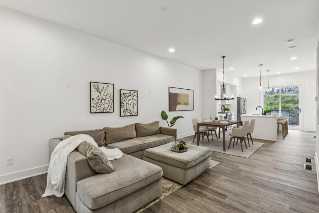 2 bedroom, 3 bathroom, 1,962 sq ft townhouse for sale at 1261 Chelsea Circle, Atlanta, GA 30318 — photo 2