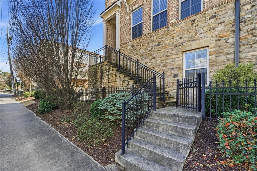 3 bedroom, 4 bathroom, 3,055 sq ft townhouse for sale at 1764 Alec Place, Atlanta, GA 30329 — photo 6
