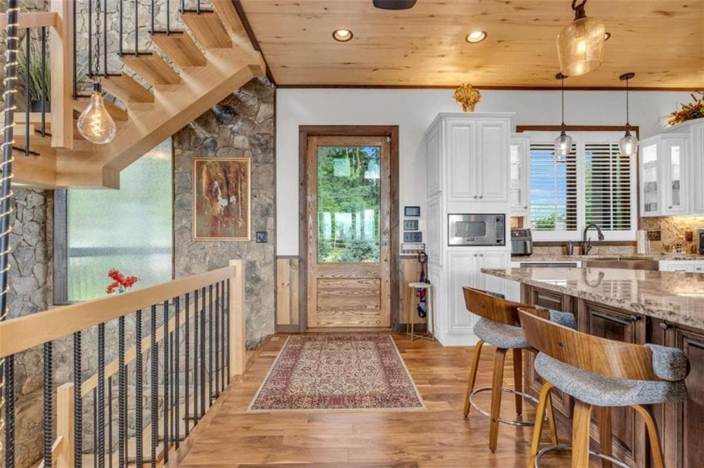 3 bedroom, 5 bathroom, 4,800 sq ft single family residence under contract at 540 Overlook Drive, Blue Ridge, GA 30513 — photo 7