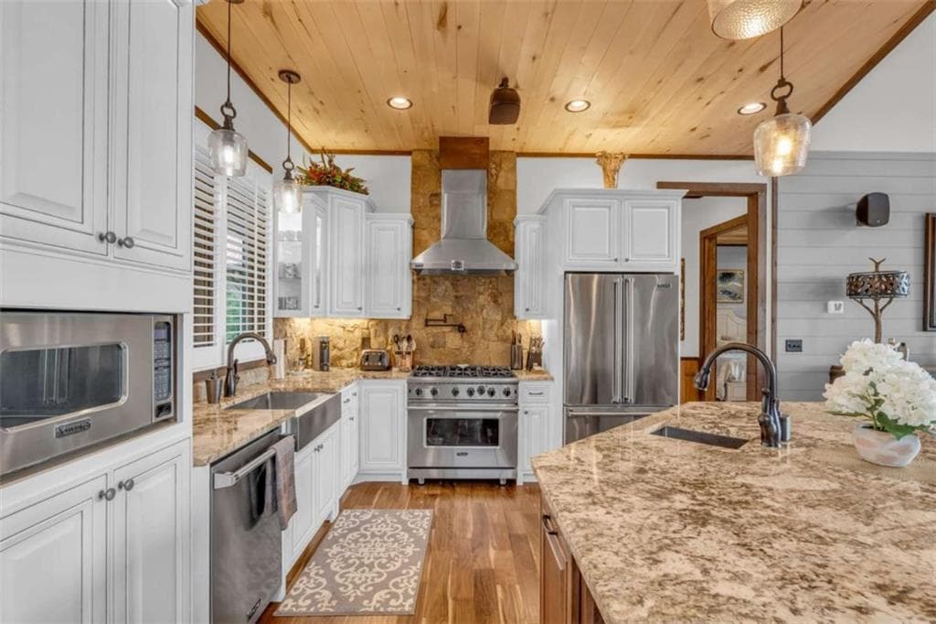 3 bedroom, 5 bathroom, 4,800 sq ft single family residence under contract at 540 Overlook Drive, Blue Ridge, GA 30513 — photo 8