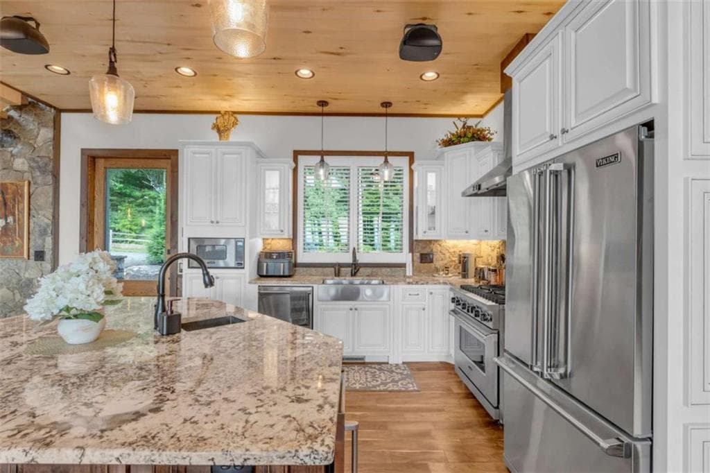 3 bedroom, 5 bathroom, 4,800 sq ft single family residence under contract at 540 Overlook Drive, Blue Ridge, GA 30513 — photo 9