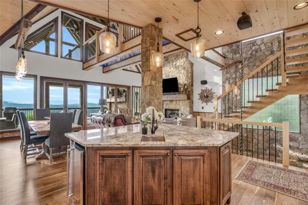 3 bedroom, 5 bathroom, 4,800 sq ft single family residence under contract at 540 Overlook Drive, Blue Ridge, GA 30513 — photo 10