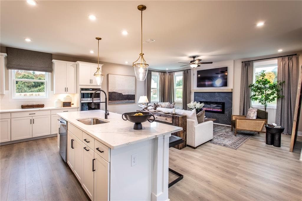 6 bedroom, 6 bathroom, 4,098 sq ft single family residence under contract at 4715 Montane Street, Cumming, GA 30028 — photo 9