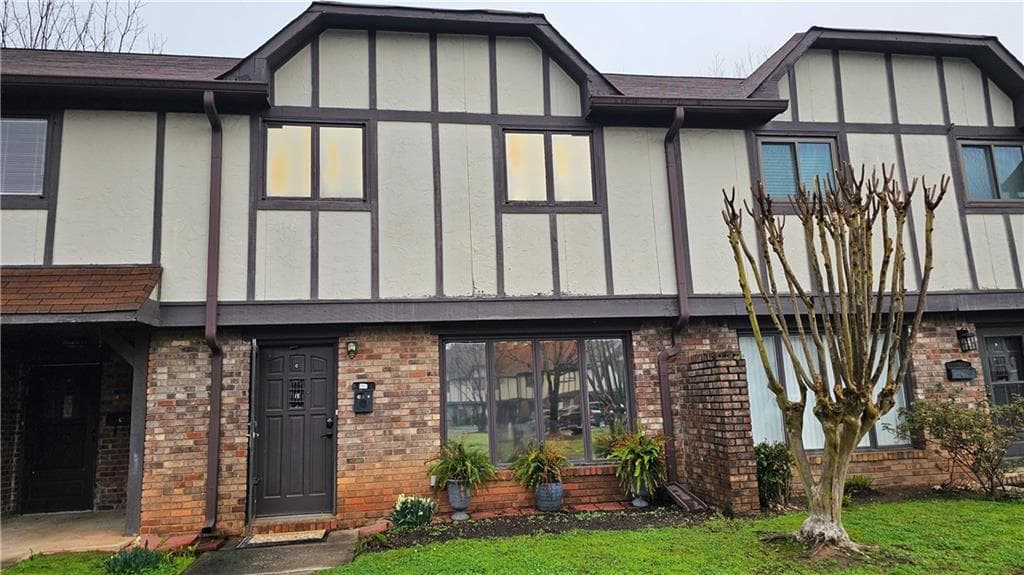 3 bedroom, 2 bathroom, 1,302 sq ft condominium for sale at 1807 Ashborough Circle C, Marietta, GA 30067