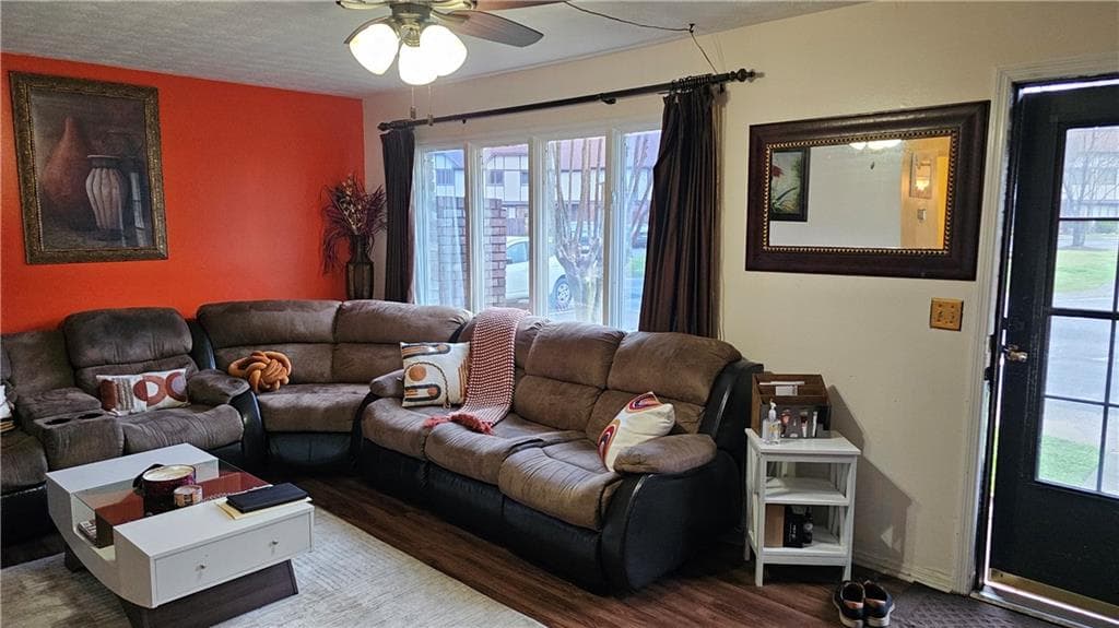 3 bedroom, 2 bathroom, 1,302 sq ft condominium for sale at 1807 Ashborough Circle C, Marietta, GA 30067 — photo 2