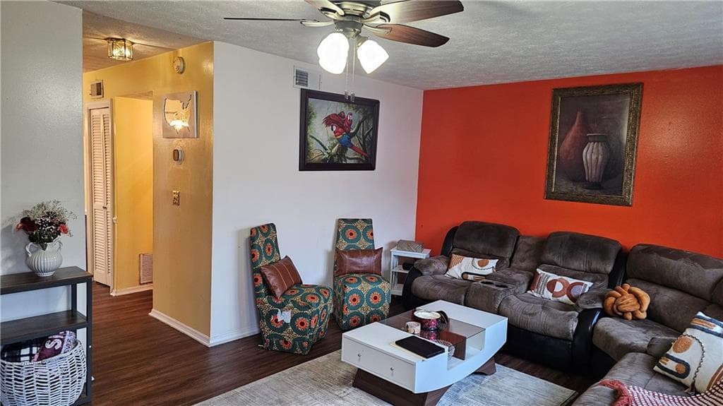 3 bedroom, 2 bathroom, 1,302 sq ft condominium for sale at 1807 Ashborough Circle C, Marietta, GA 30067 — photo 3