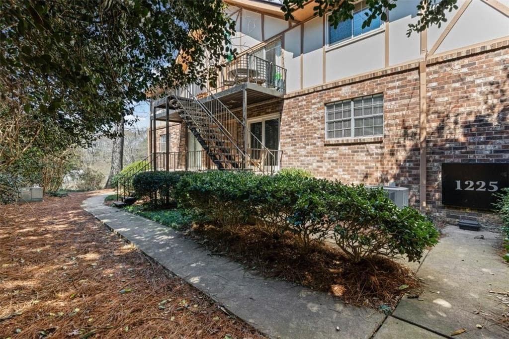 1 bedroom, 1 bathroom, 648 sq ft condominium for sale at 1225 Church Street J, Decatur, GA 30030 — photo 2
