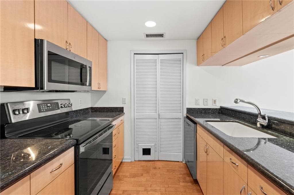 2 bedroom, 2 bathroom, 1,230 sq ft condominium under contract at 3481 Lakeside Drive 902, Atlanta, GA 30326 — photo 2