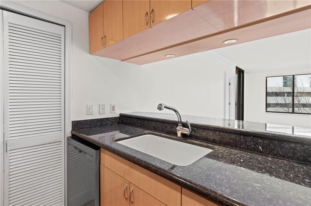 2 bedroom, 2 bathroom, 1,230 sq ft condominium under contract at 3481 Lakeside Drive 902, Atlanta, GA 30326 — photo 3