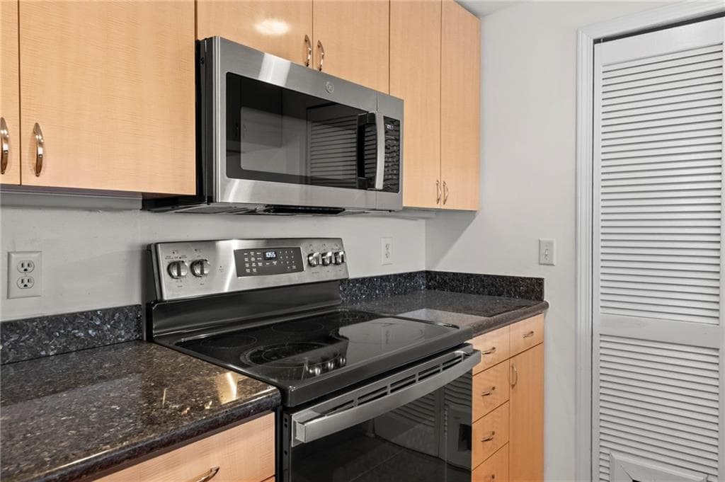 2 bedroom, 2 bathroom, 1,230 sq ft condominium under contract at 3481 Lakeside Drive 902, Atlanta, GA 30326 — photo 4