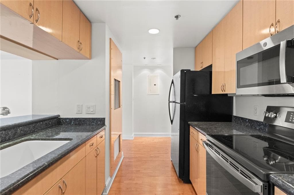2 bedroom, 2 bathroom, 1,230 sq ft condominium under contract at 3481 Lakeside Drive 902, Atlanta, GA 30326 — photo 5