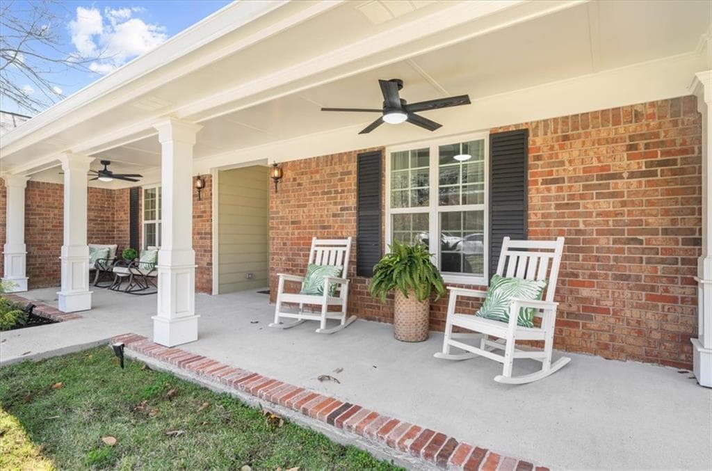 4 bedroom, 3 bathroom, 3,200 sq ft single family residence for sale at 250 W Peachtree Street, Norcross, GA 30071 — photo 4