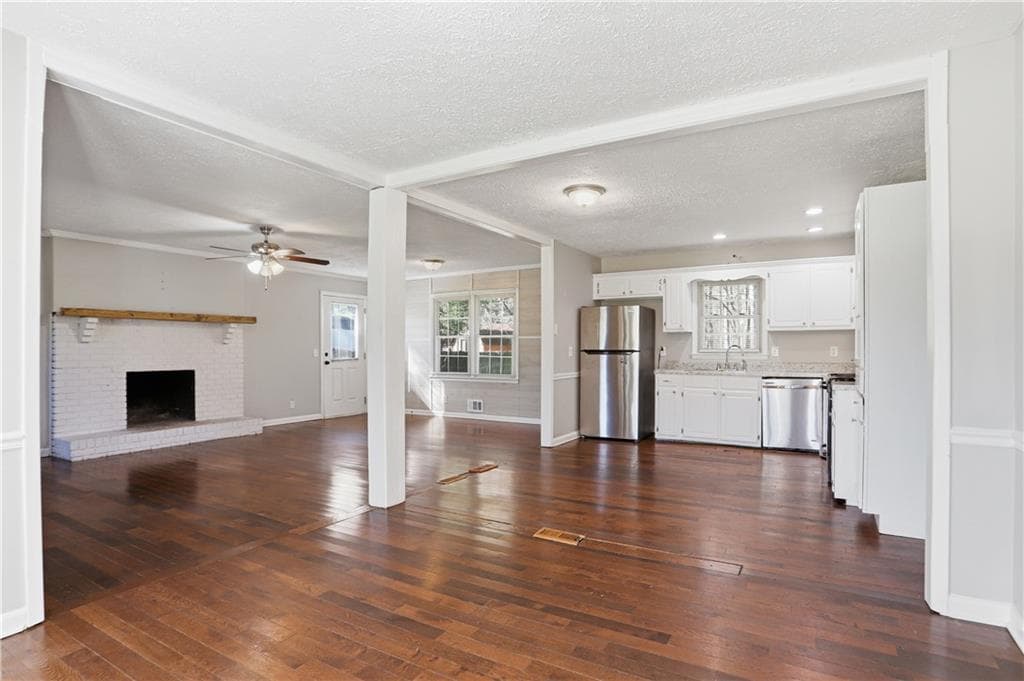 3 bedroom, 2 bathroom, 2,000 sq ft single family residence for sale at 4716 Cheri Lynn Road, Acworth, GA 30101 — photo 5