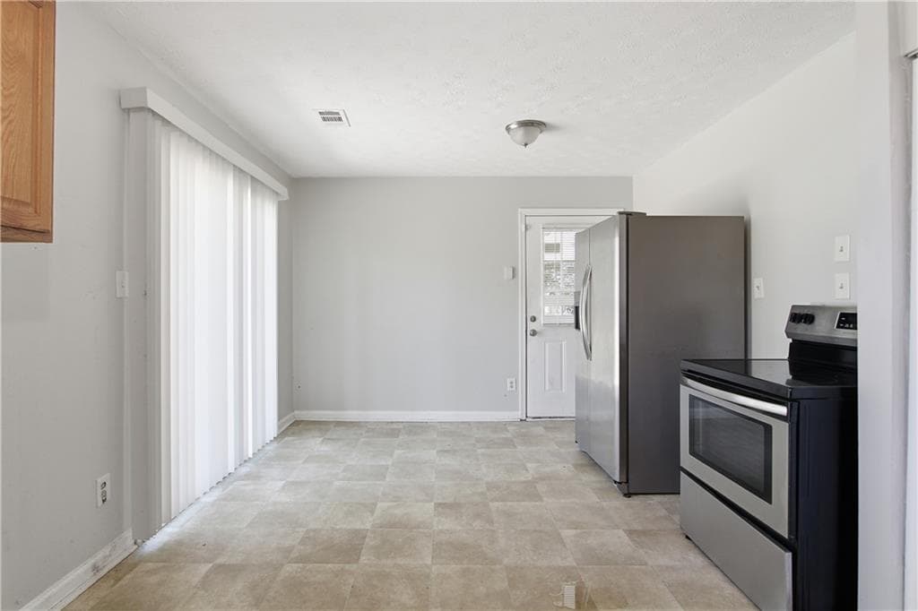 3 bedroom, 2 bathroom, 1,674 sq ft single family residence under contract at 8822 Ashwood Drive, Riverdale, GA 30274 — photo 10