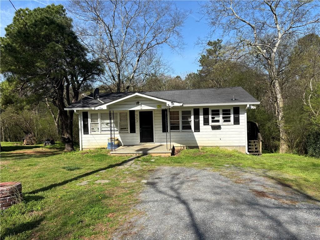 4 bedroom, 2 bathroom, 1,750 sq ft single family residence for sale at 309 Crest Drive, Calhoun, GA 30701 — photo 2